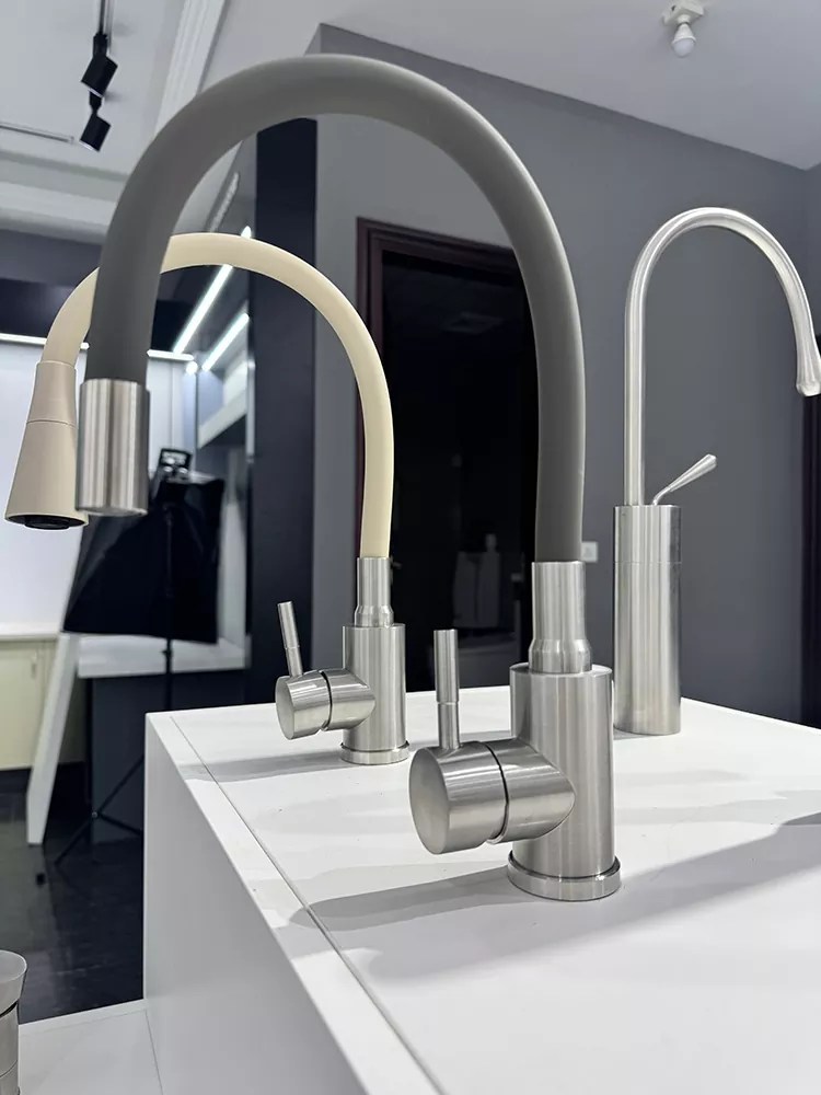 Flexible Hot and Cold Kitchen Faucet
