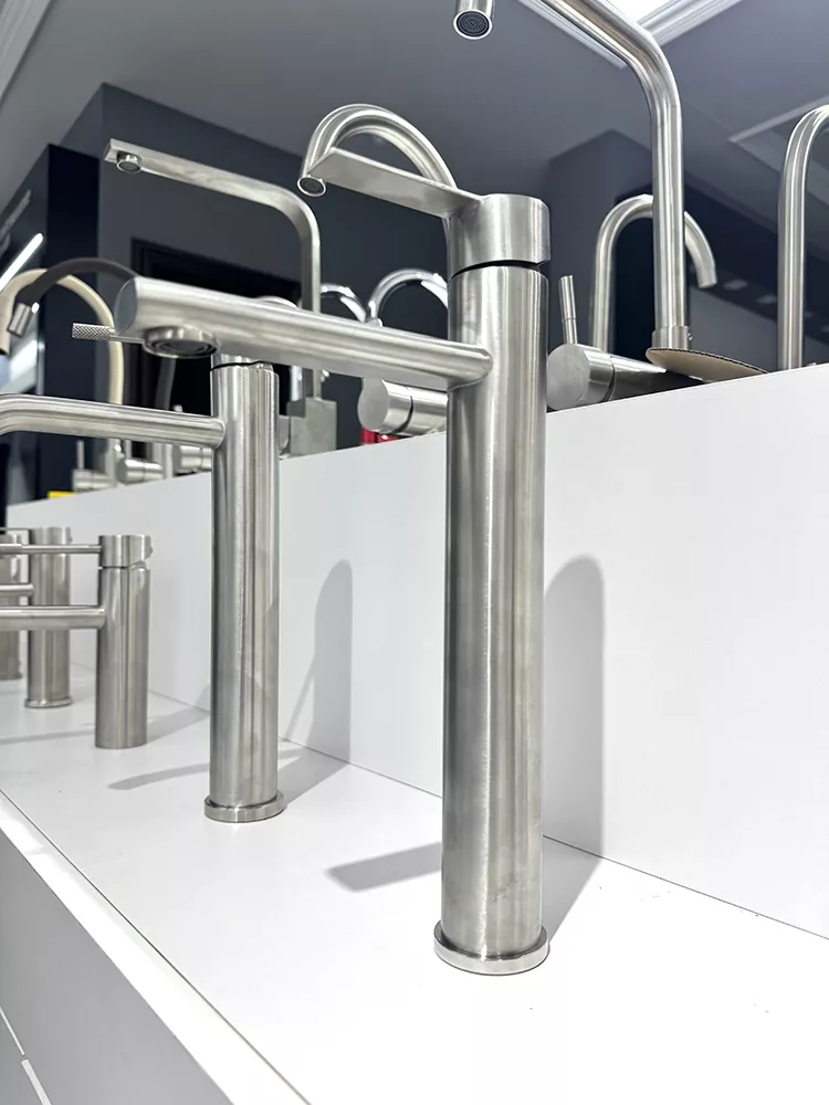 Straight-nozzle cylindrical brushed hot and cold basin faucet